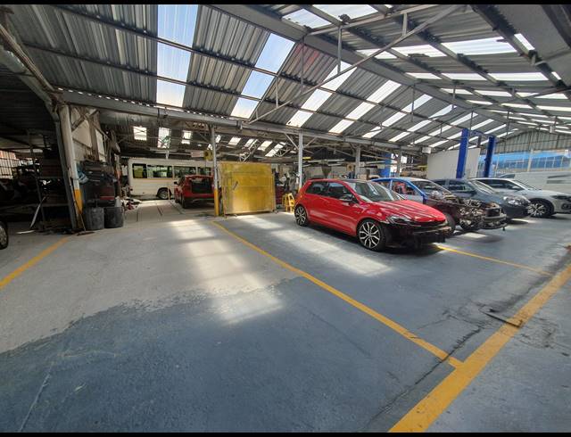 1,750M² WAREHOUSE FOR SALE IN NEW CENTRE